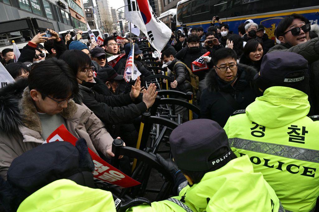 경찰과 대치하는 시위대