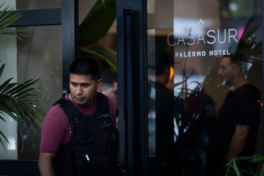 Policía en el hotel CasaSur