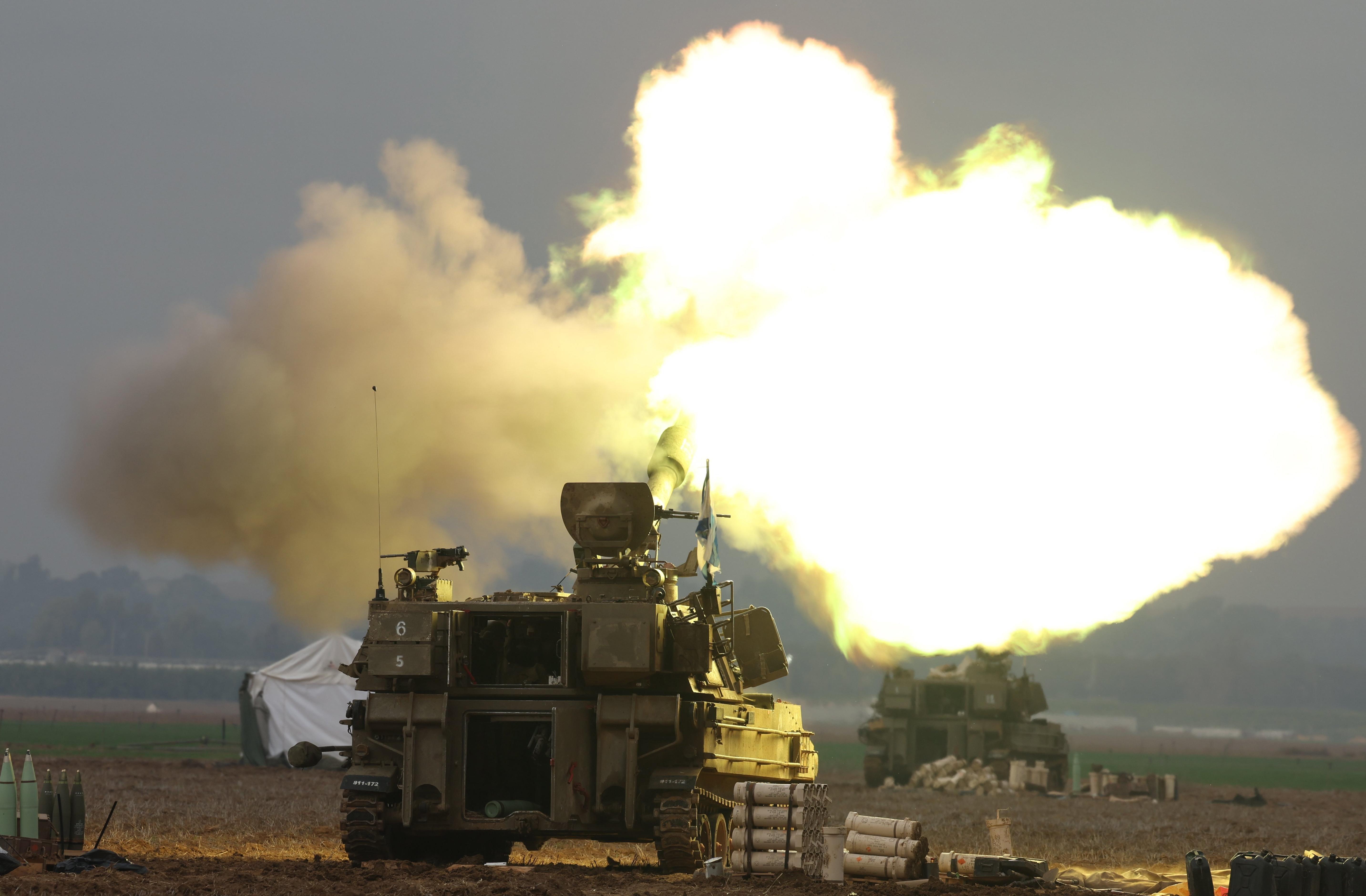 مدفعية إسرائيلية تطلق قذائف باتجاه أهداف في قطاع غزة.