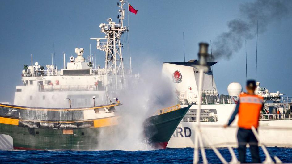 Barcos de China y Filipinas confrontan en el Mar del Sur de China