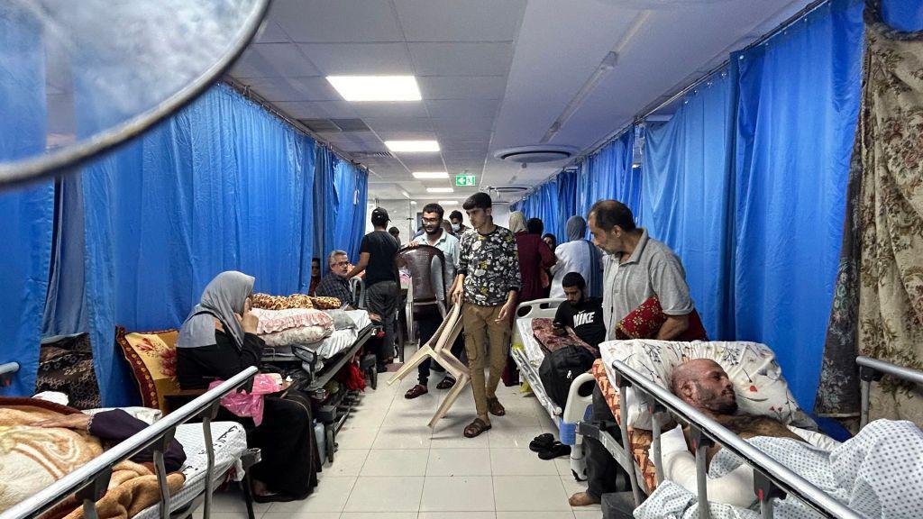 Pasien dan warga pengungsi berkumpul di rumah sakit Al-Shifa di Kota Gaza pada Jumat (10/11).