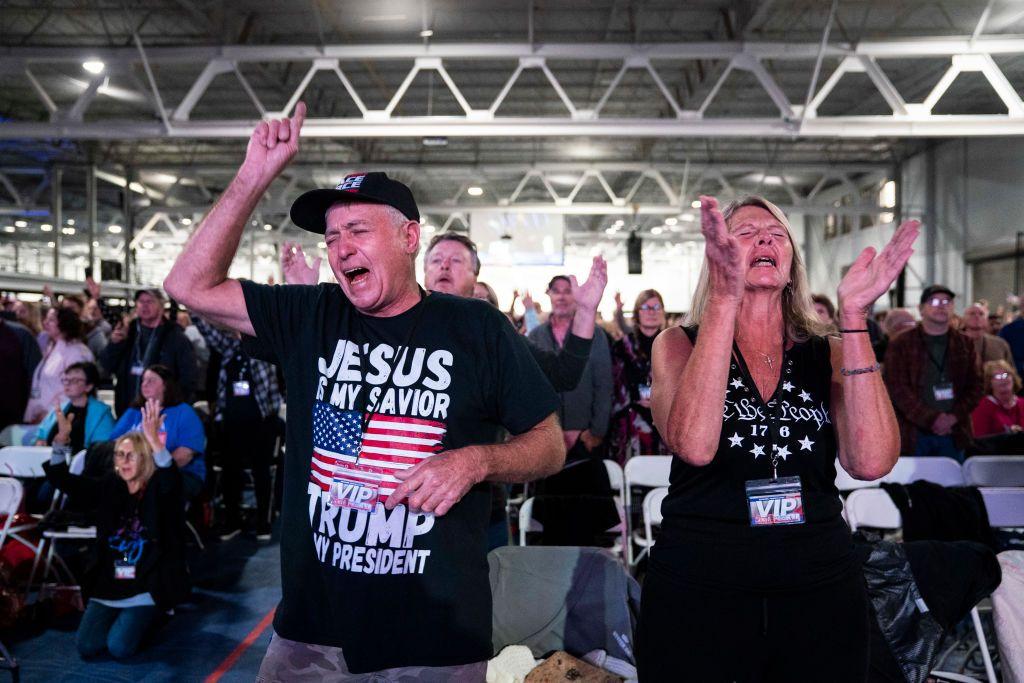 Seguidores de Trump en un servicio religioso durante un evento del ReAwaken America Tour en Manheim, Pensilvania, octubre 2022.

