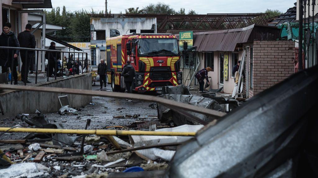 Carro de bombeiros em bairro atacado por mísseis russos, em Mykolaiv, Ucrânia.