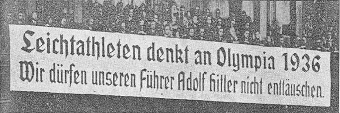 لافتة فوق ملعب تدريب الفريق الألماني تذكر بالأهمية السياسية للألعاب المقبلة وجاء فيها: "يفكر رياضيو سباقات المضمار والميدان في أولمبياد 1936،  يجب ألا نخيب آمال زعيمنا أدولف هتلر