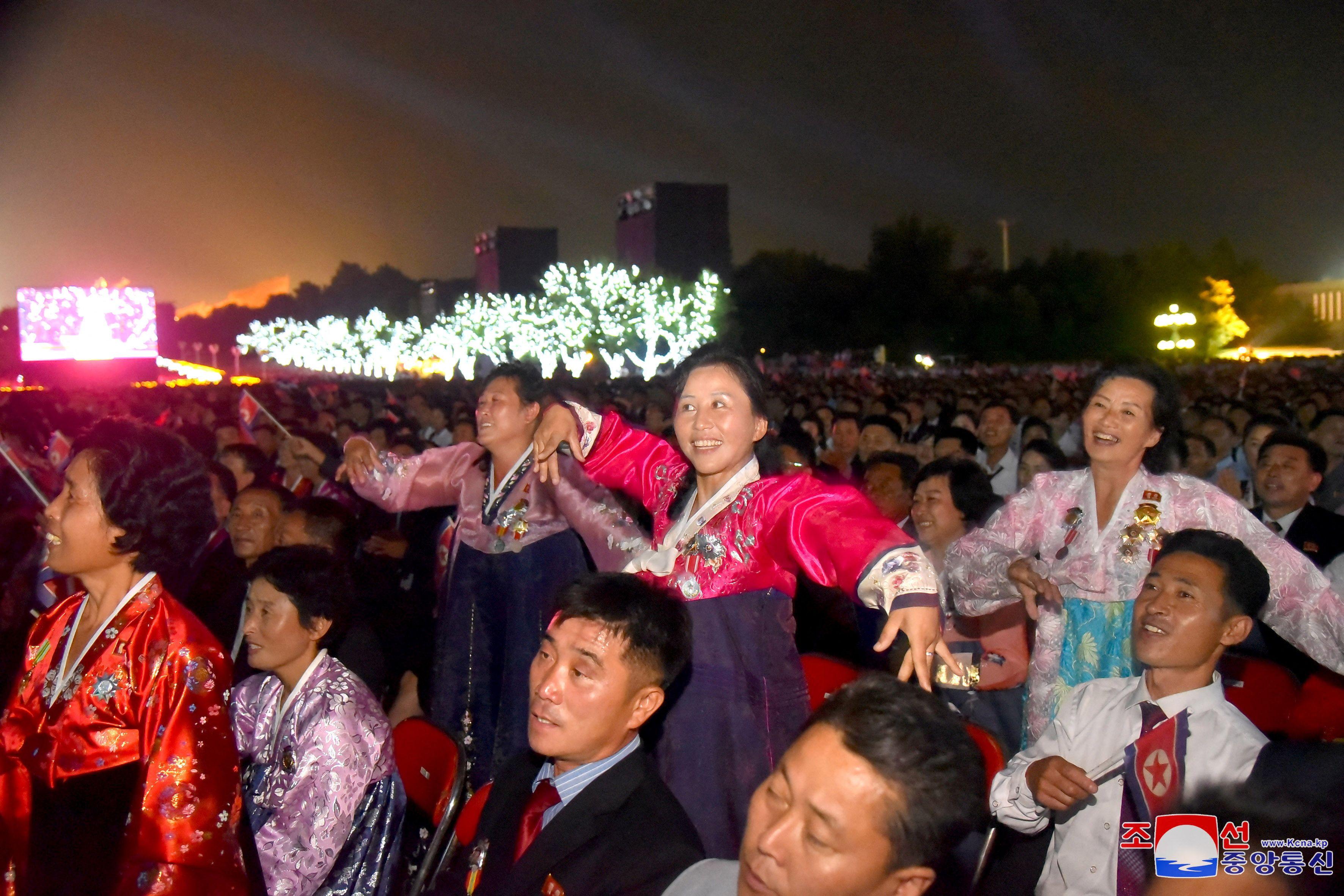 El público norcoreano se deleita con el  desfile en la plaza Kim Il Sung, en Pyongyang