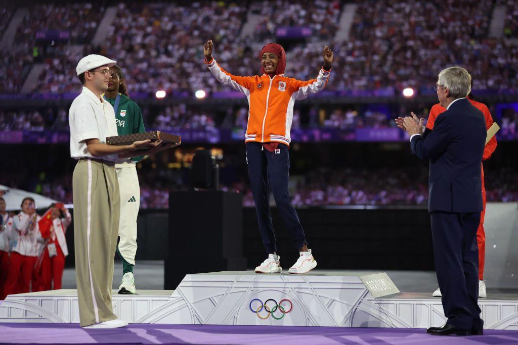 Sifan Hassan receives the gold