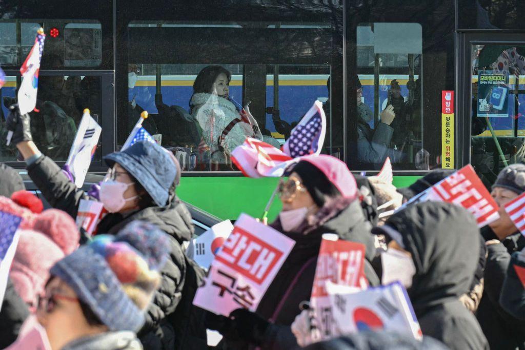 광화문 탄핵 반대 집회에 참석한 사람들이 태극기와 성조기를 흔들고 있다