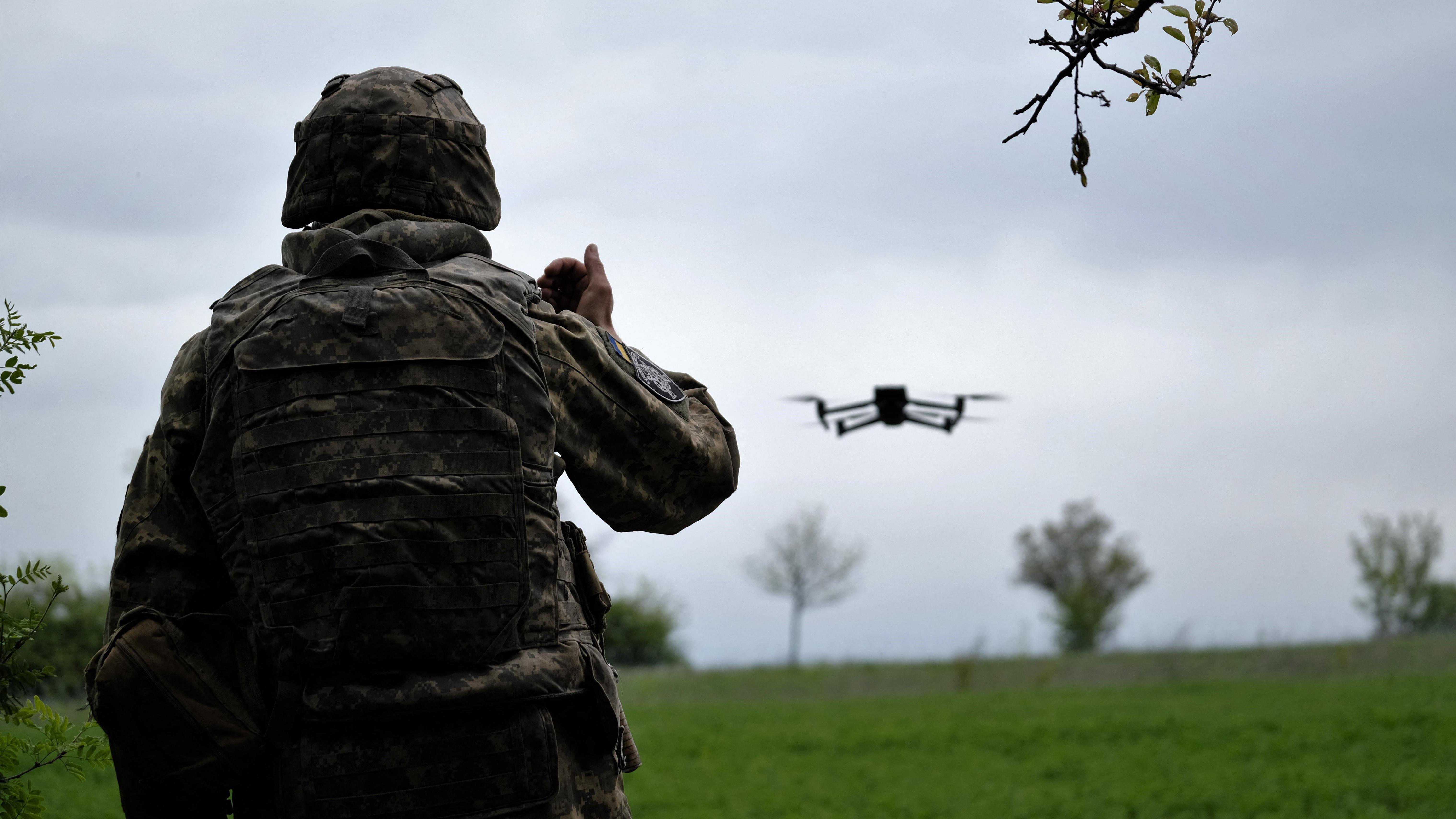 Un soldado ucraniano guiando un dron