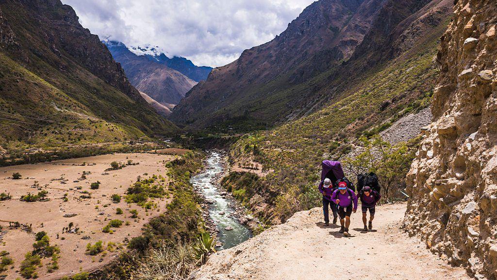 Carregadores na trilha inca