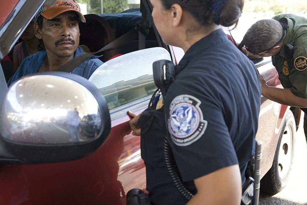 Agentes migratorios interrogan a un conductor en Texas