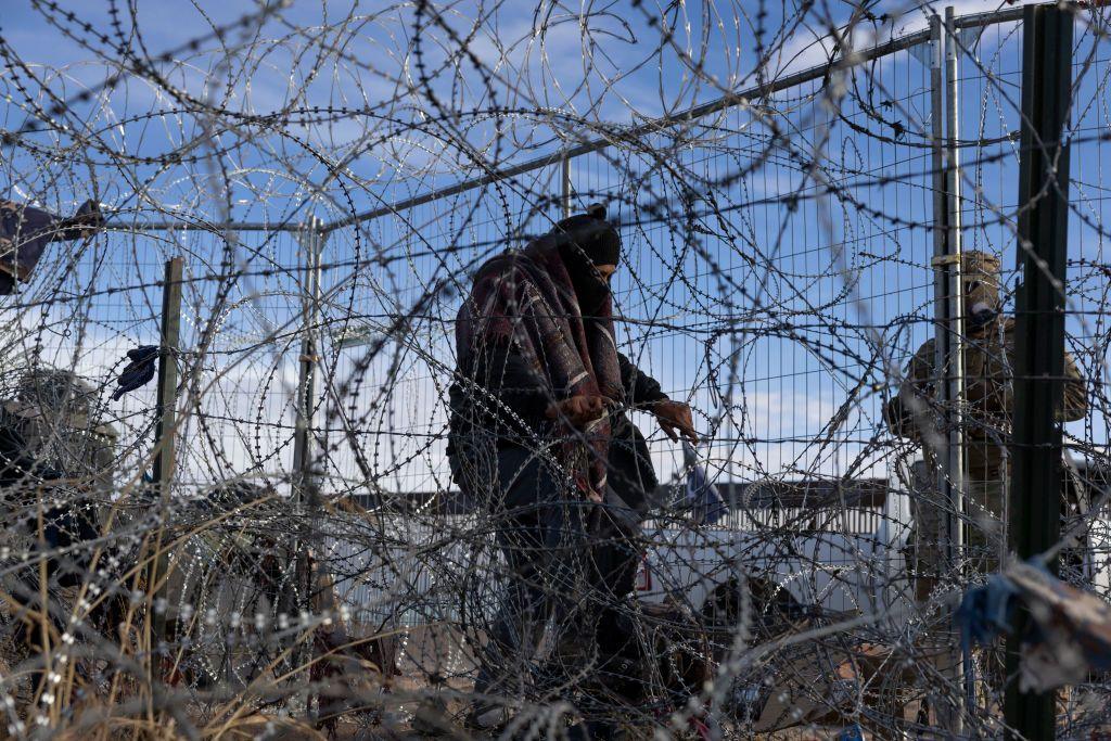 Un hombre intenta atravesar un cerco en la frontera sur de EE.UU. 