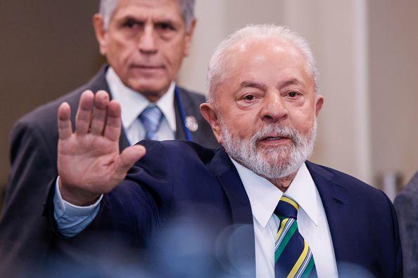 Lula com a mão direita levantada