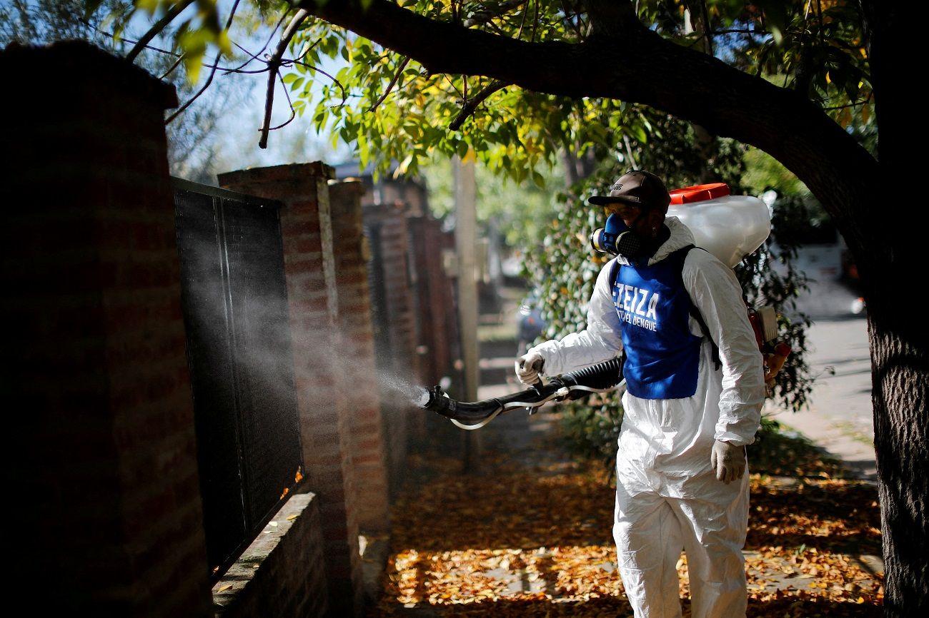 Homem faz nebulização contra dengue