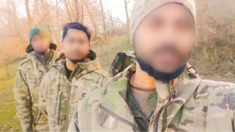 Tiga pria berseragam militer. Muka disamarkan.