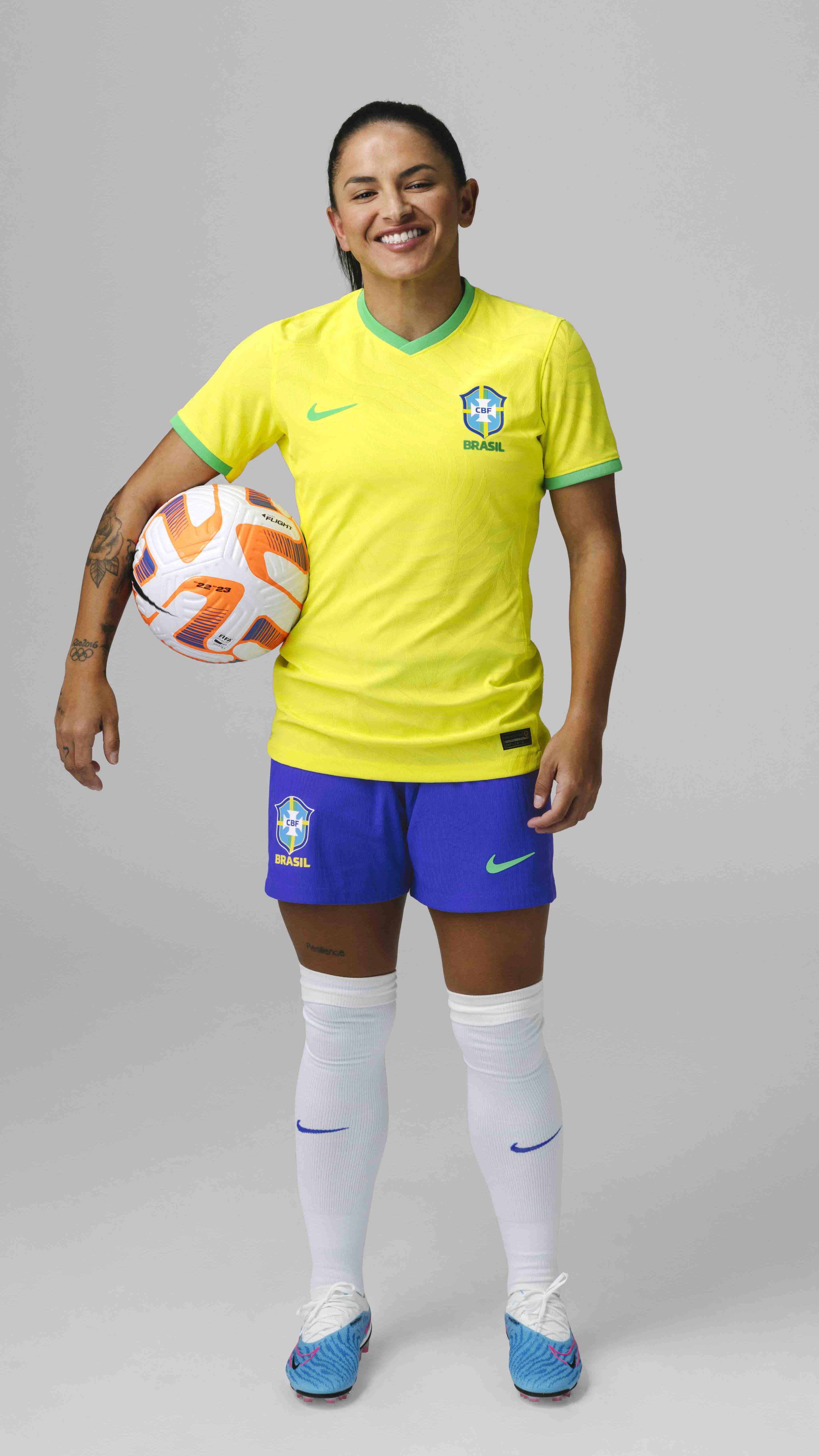 Debinha, atacante da seleção brasileira, veste o novo uniforme