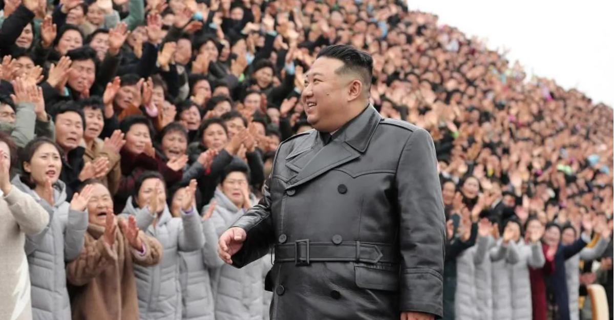 صورة تظهر رئيس كوريا الشمالية كيم جونغ أون يصافح مواطنين