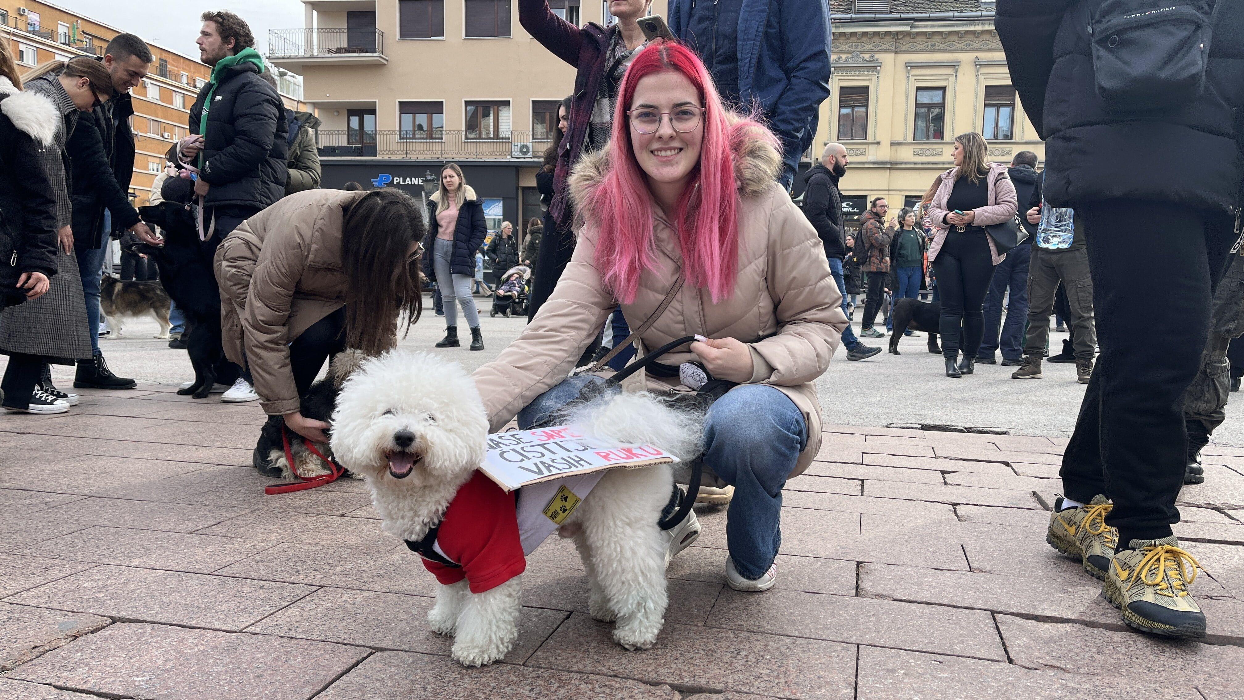 Emilija na protestu sa njenim psom