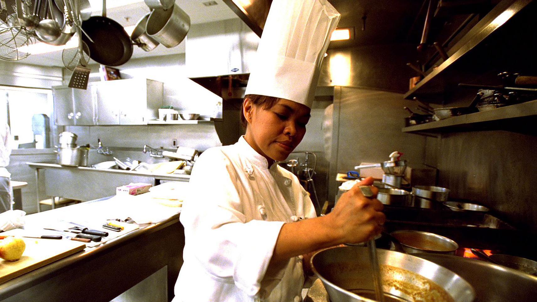 La chef Cristeta Comerford preparando una comida en la Casa Blanca