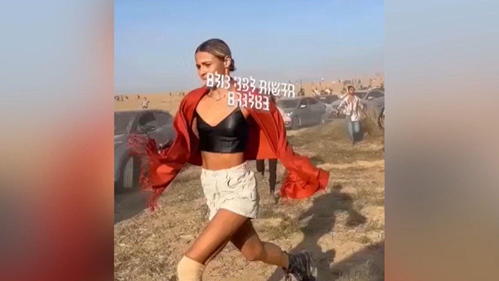 Mujer huye en medio del desierto.