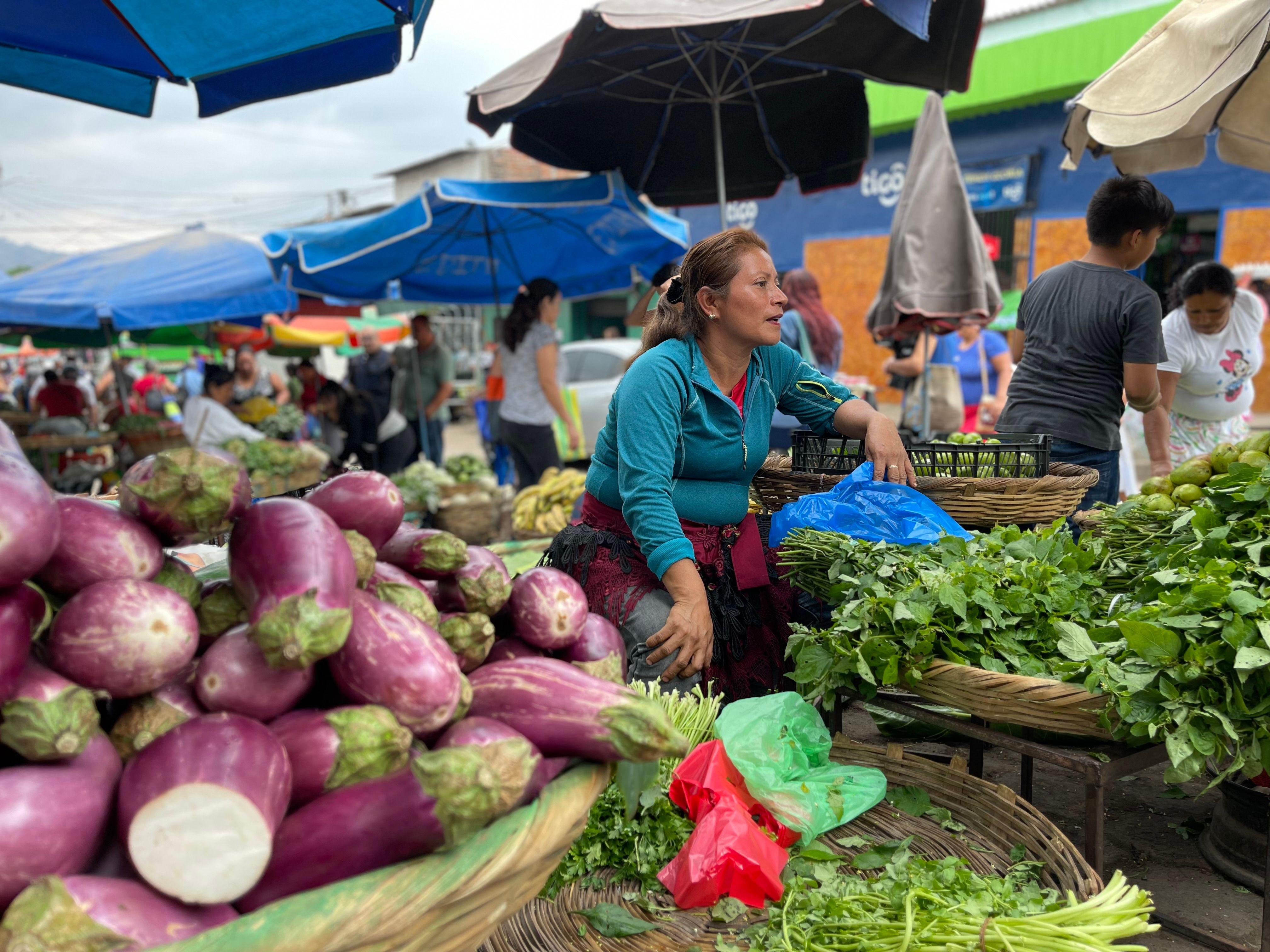 Mujer en su puesto de verduras en el mercado Colón de Santa Ana, El Salvador, en febrero de 2024.