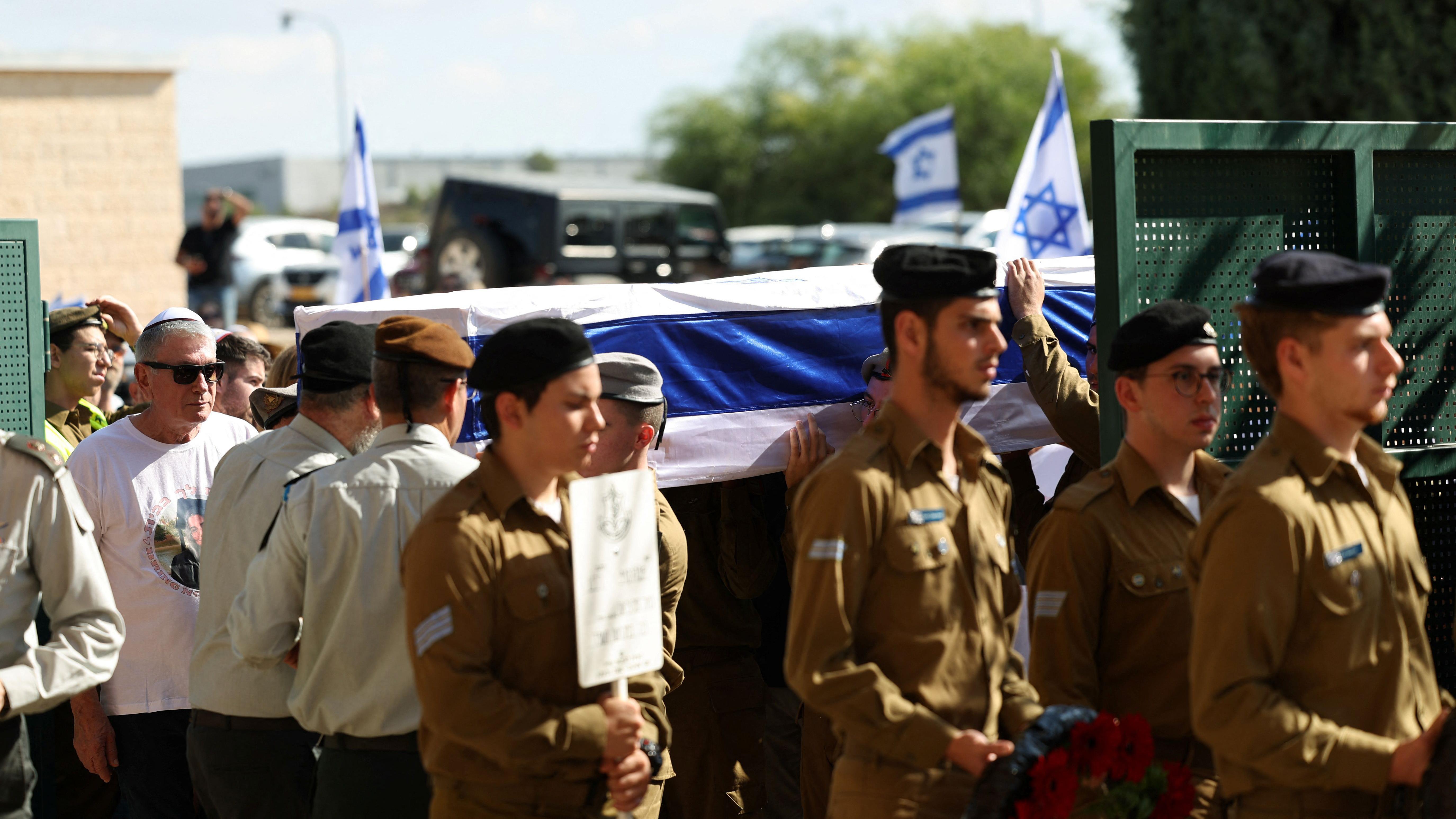 Membros das forças armadas israelenses durante o funeral da soldada israelense  Noa Marciano depois que seus restos mortais foram recuperados perto do Hospital Al Shifa durante a operação terrestre israelense em andamento em Gaza