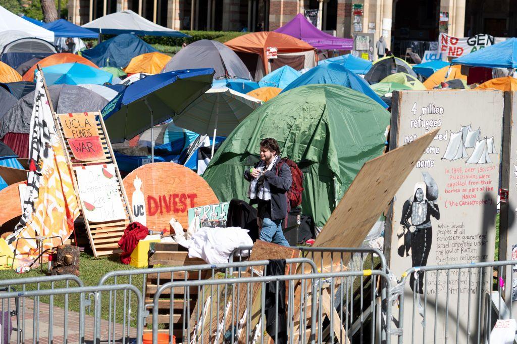 Manifestantes propalestinos acampados en el campus de UCLA en Los Ángeles, el 29 de abril de 2024.