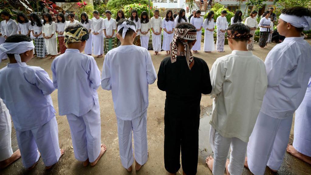 Sejumlah remaja penganut Sunda Wiwitan mengikuti ritual 'siraman' di Desa Cigugur, Jawa Barat, saat upacara Seren Taun. Sebuah riset menyebut anak-anak penghayat kepercayaan rentan menjadi target perundungan di sekolah.