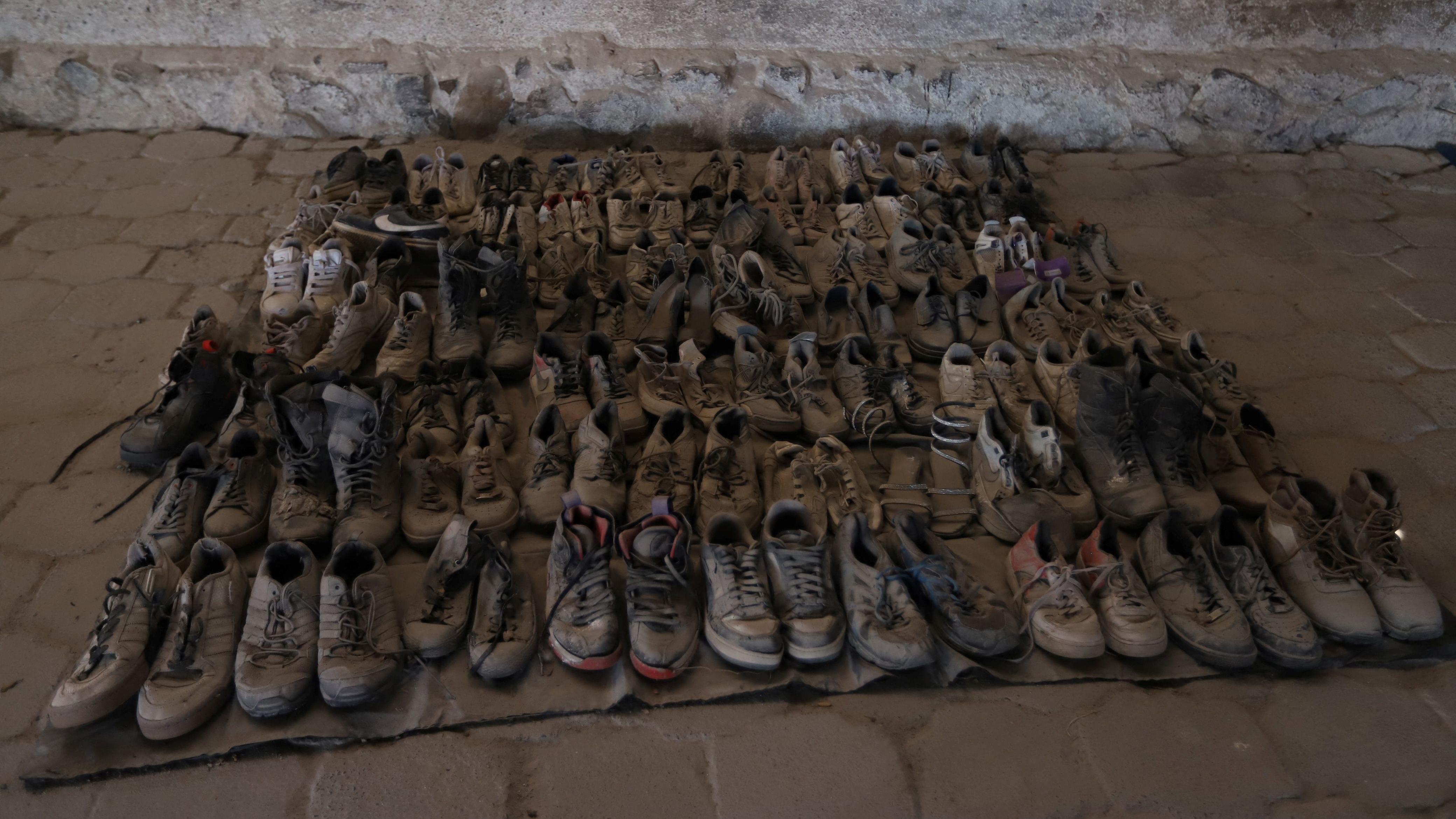 Zapatos alineados como evidencia de las atrocidades cometidas en el Rancho Izaguirre 