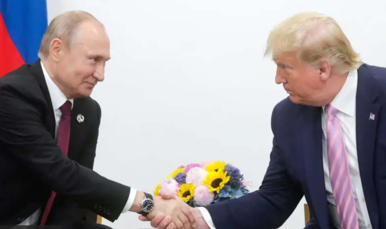 Aperto de mãos entre Donald Trump e Vladimir Putin 