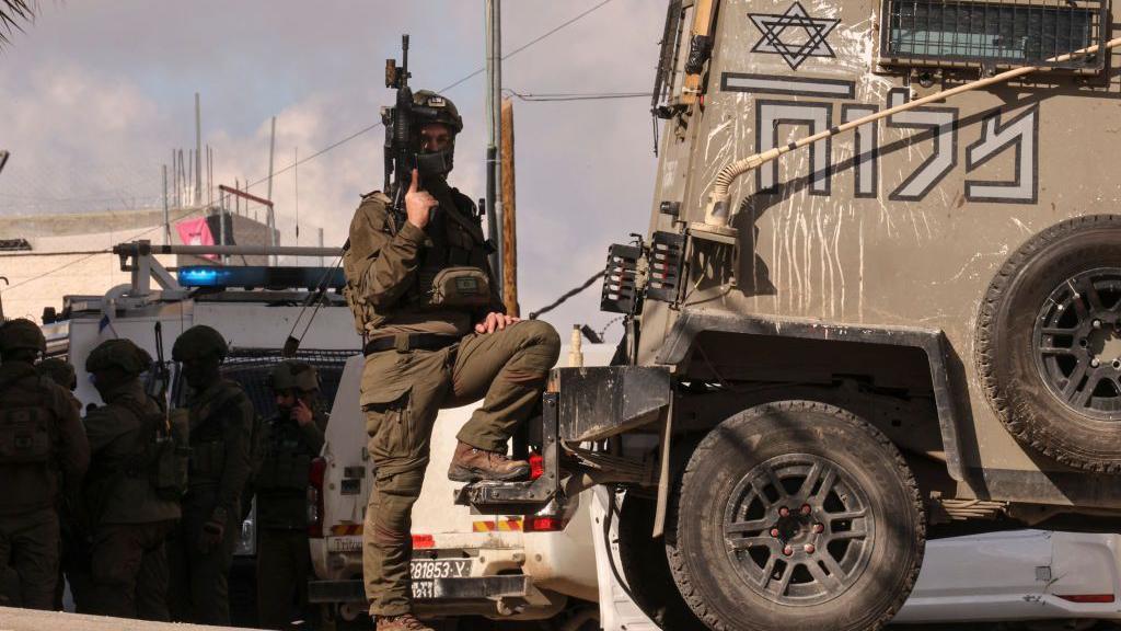 جندي إسرائيلي خلال عملية عسكرية في الضفة الغربية.