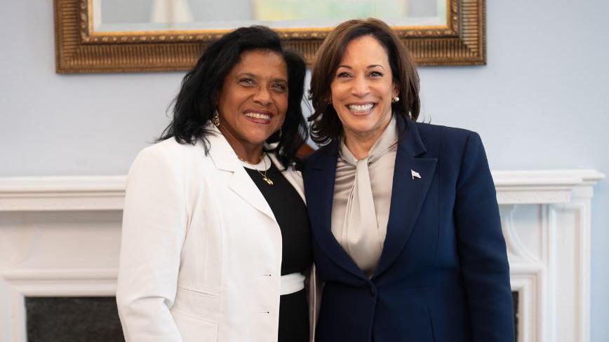 Wanda Kagan y Kamala Harris en la actualidad, en una imagen oficial de la Casa Blanca, tomada por el fotógrafo Lawrence Jackson y compartida en la red social X por Kagan.