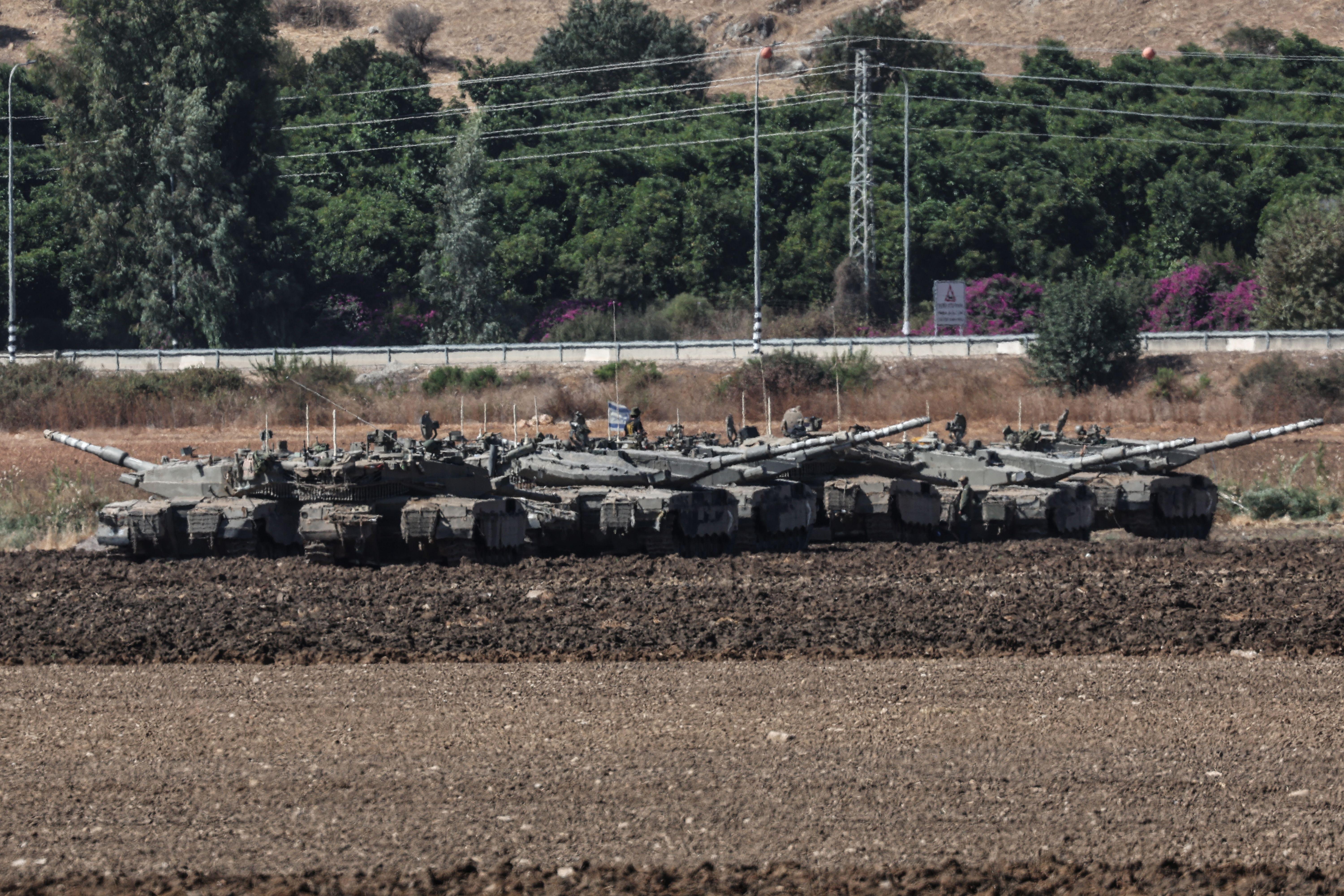 Kendaraan militer Israel berkumpul di dekat perbatasan dengan Lebanon, 3 Oktober