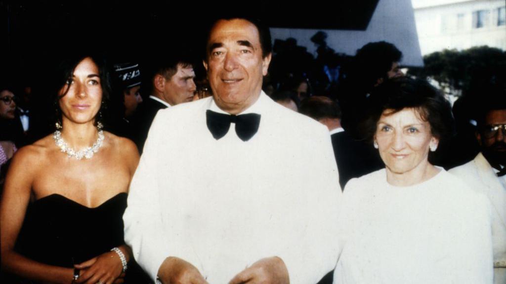 Ghislaine Maxwell junto a sus padres en una fiesta en un yate en 1990.