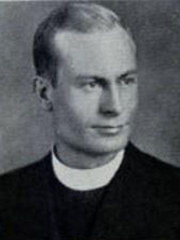 El sacerdote Raymond Bishop