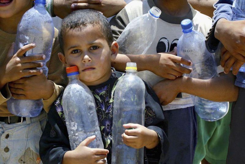 صورة أرشيفية لأطفال غزة ينتظرون الحصول على مياه الشرب