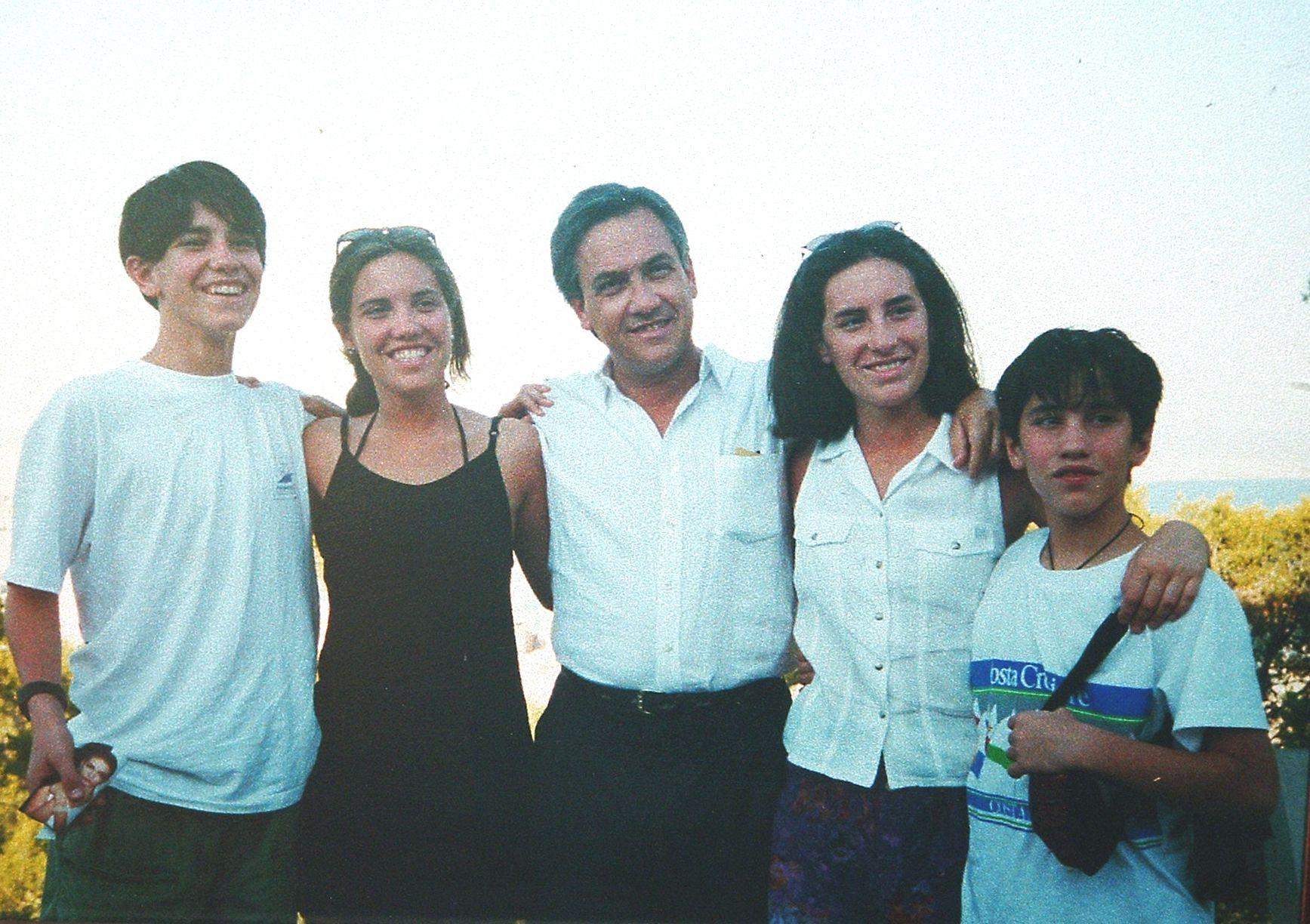 Sebastián Piñera junto a sus hijos Sebastián, Cecilia, Magdalena y Cristóbal en la década de 1990.