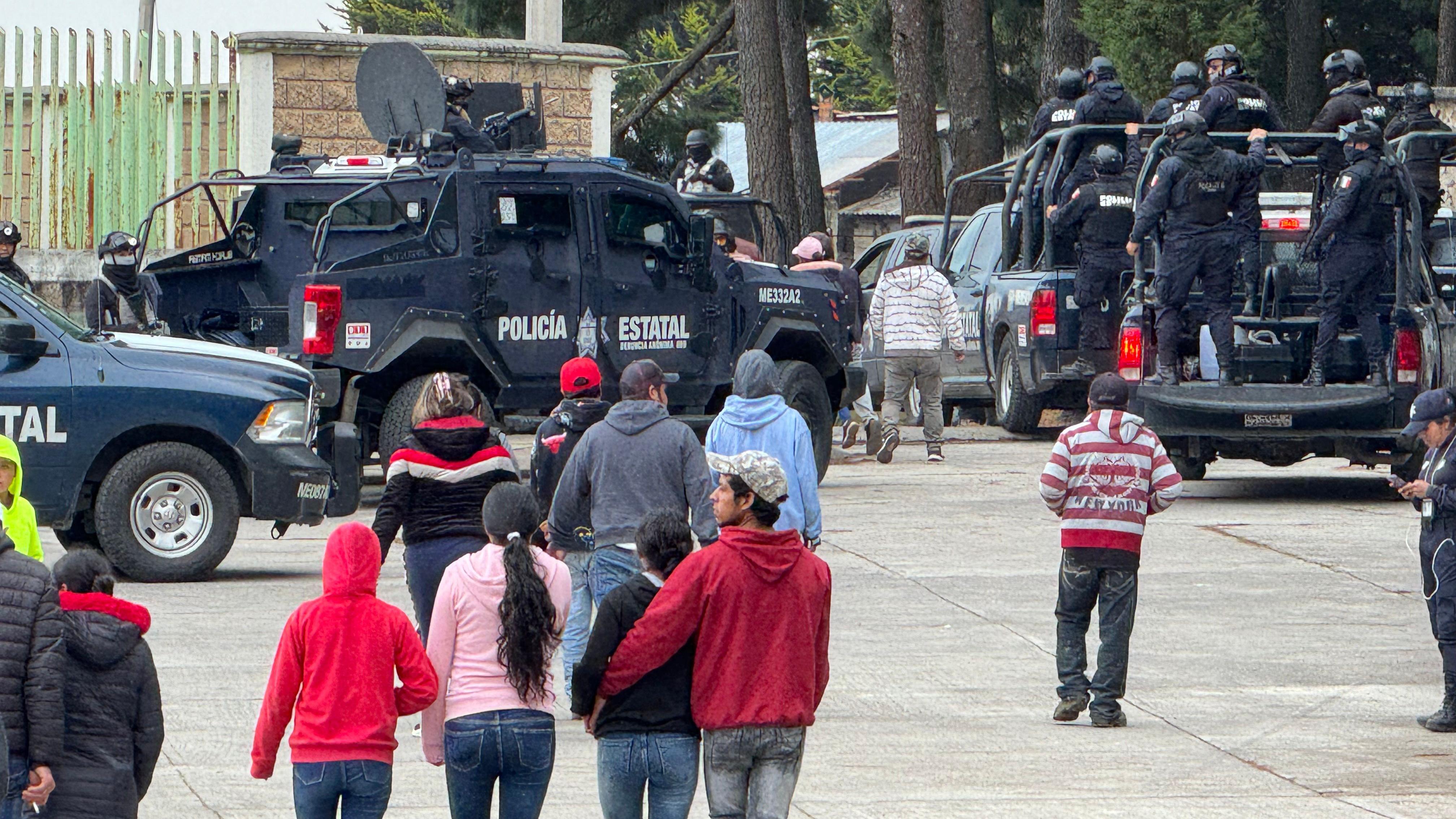 Pobladores y policías en Texcapilla
