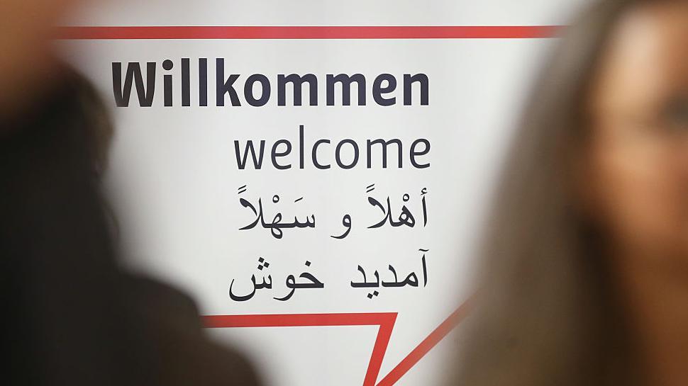 Una señalización lee "Bienvenidos" en varios idiomas