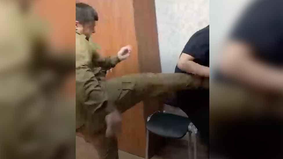 «Полное пренебрежение к законам» — юристы о видео, где сын Кадырова избивает обвиняемого в сожжении Корана