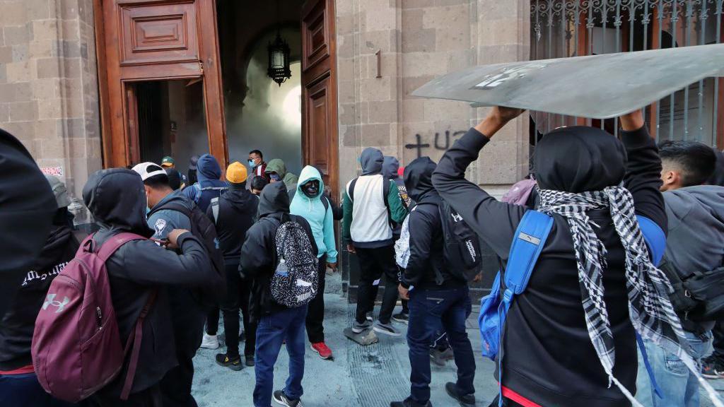 Manifestantes intentan entrar a Palacio Nacional