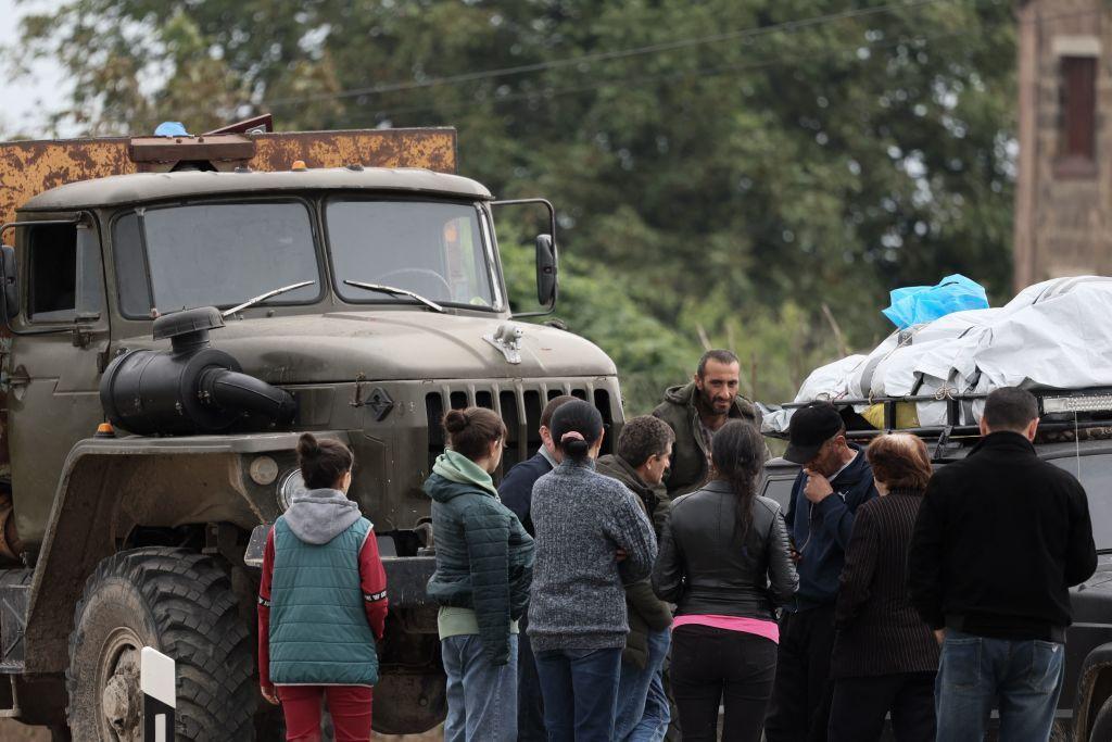 Refugiados aguardan en la frontera para cruzar de Nagorno Karabaj a Armenia.
