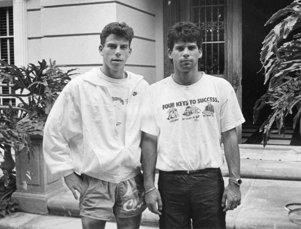 Erik y Lyle Menéndez frente a su casa de Beverly Hills, Los Ángeles, California, Estados Unidos, el 30 de noviembre de 1989.