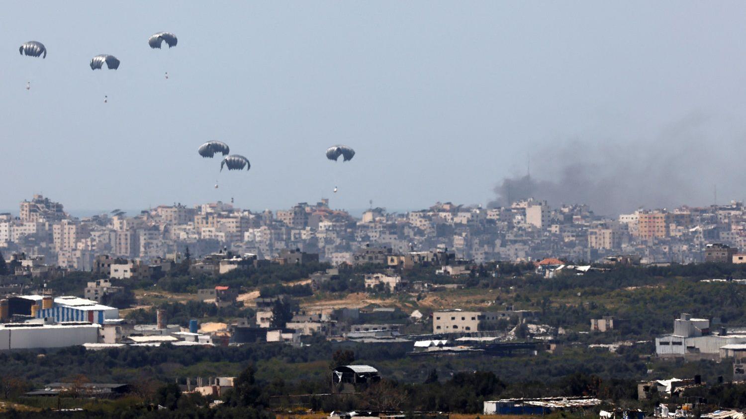 إنزالات جوية تحمل مساعدات من بعض الدول إلى قطاع غزة