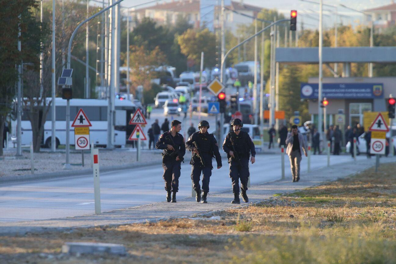 Policijske snage hodaju na ulici sa oružjem nakon eksplozije