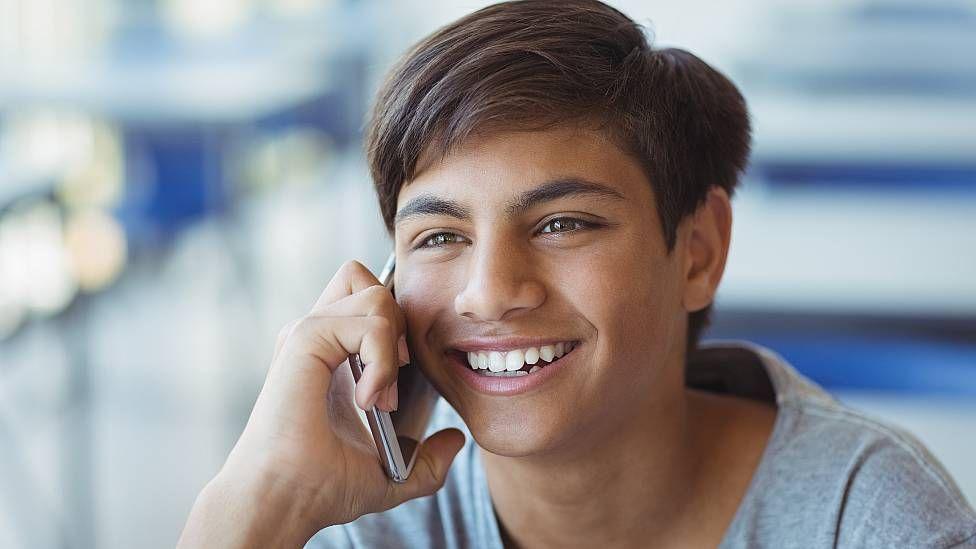 Adolescente con su celular