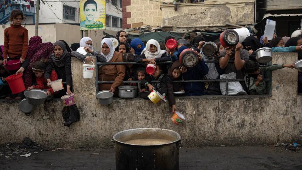 بعض أهل غزة يحاولون الحصول على ماء