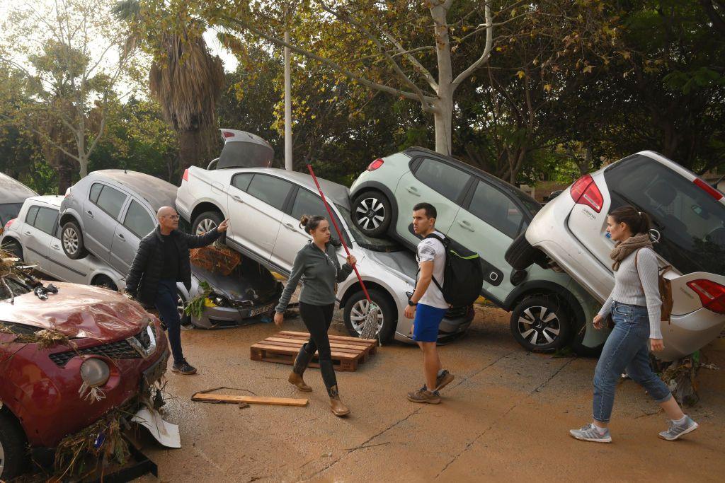 Carros empilhados levados por chiva