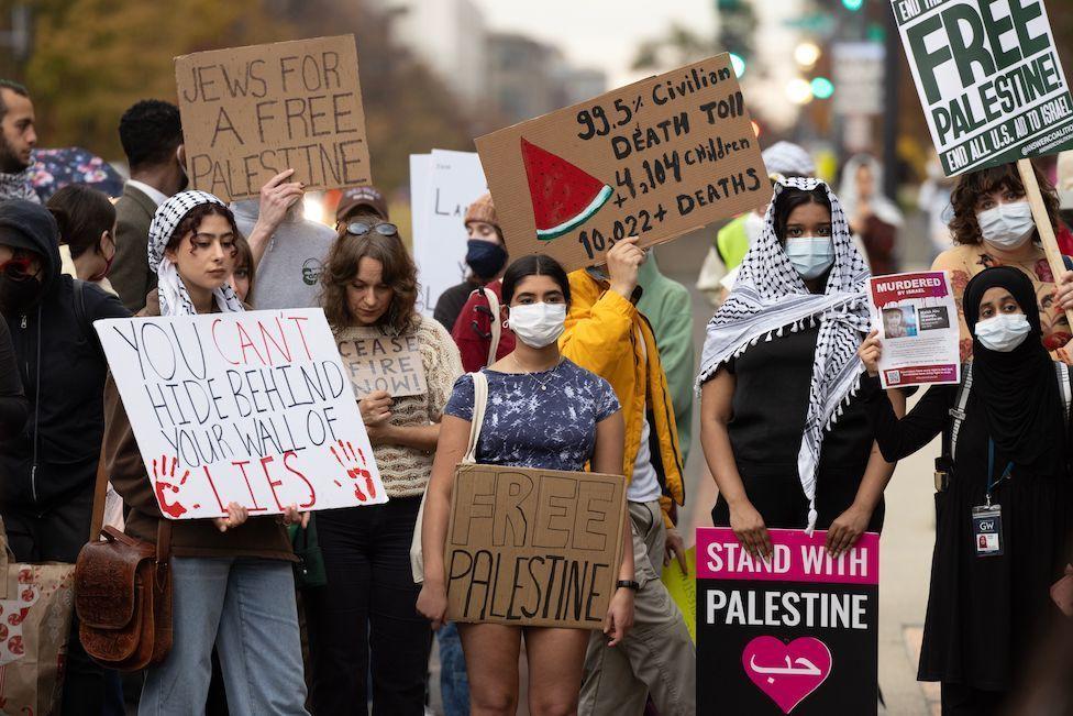 فلسطينيون في وقفة احتجاجية في واشنطن العاصمة.