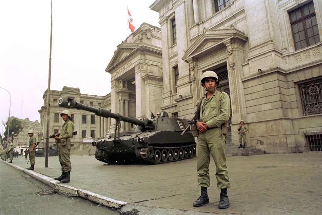 Militares peruanos junto a un tanque estacionado a la entrada del palacio de Justicia de Lima en 1992