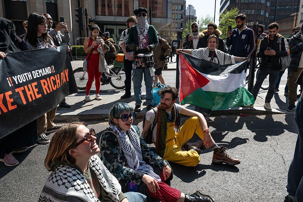 متظاهرون في لندن يحملون العلم الفلسطيني ويرتدون الكوفيات الفلسطينية يطالبون الحكومة البريطانية بوقف تصدير الأسلحة لإسرائيل- أبريل/ نيسان 2025.